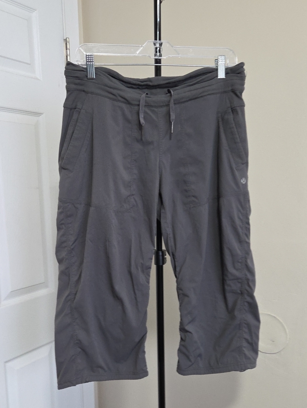lululemon athletica Women's Gray Drawstring Capri Joggers
